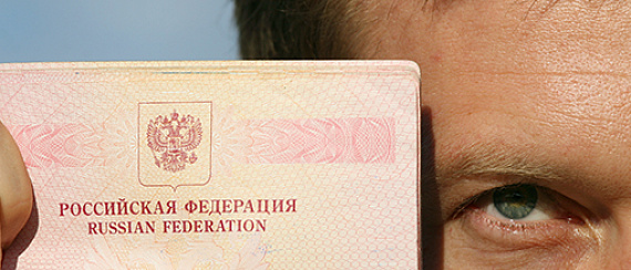 Россиян напугали возможным срывом отпуска за границей из-за смазанной подписи в загранпаспорте